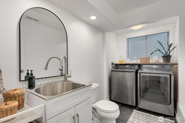 Lower level 1/2 bath & laundry